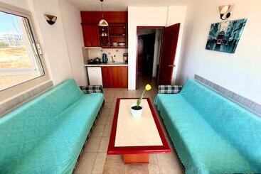 Holiday Apart 50 Meters To Beach, Sea View Apartments