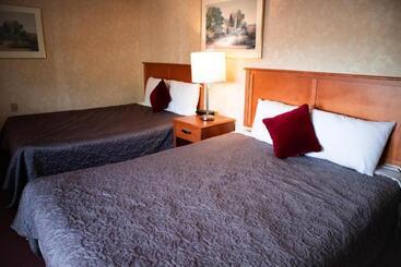 Отель Royal Inn & Suites