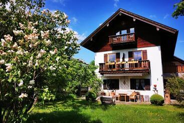 Bed & Breakfast Gästehaus Neu Am Passionstheater