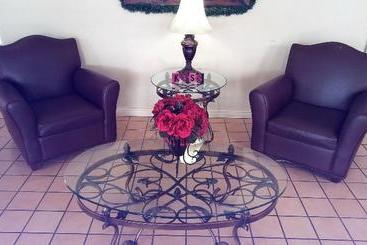 فندق Benchmark Inn