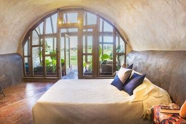 هتل Caliu Earthship Ecolodge
