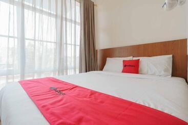 Отель Reddoorz Near Plaza Botania 1 Batam