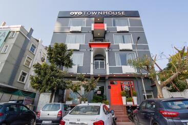 Super Townhouse Tonk Road Near Gandhi Nagar Railway Station Formerly Hotel Jaiman