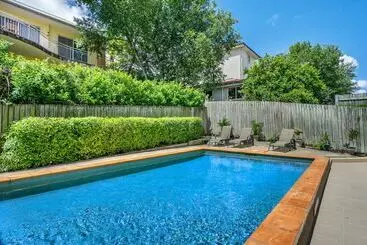 Отель Toowong Inn & Suites