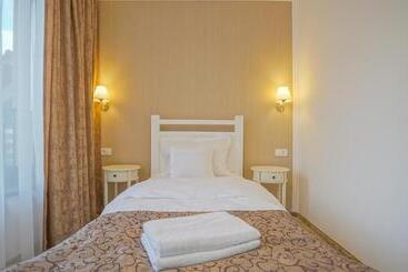 تختخواب و صبحانه Monarch House