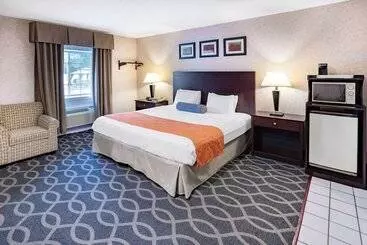 هتل Howard Johnson By Wyndham Lenox