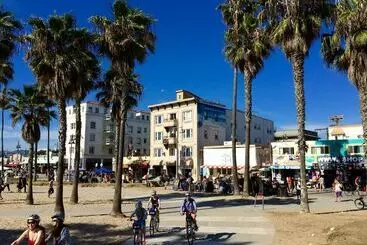 Venice Beach Suites & Hotel