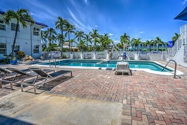 مُتل Blue Strawberry By The Sea