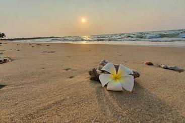 Nirukthie Beach Resort & Restaurant