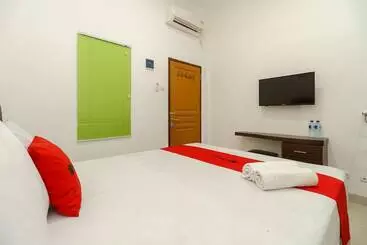 Pension Reddoorz Near Kejaksan Station Cirebon 2
