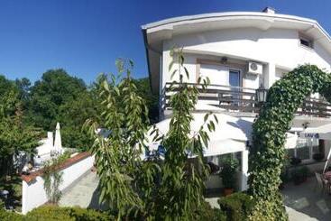 פנסיון Guest House Major