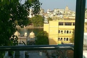 Majatalo The Royal Lake View Villa