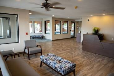 Отель Lomira Inn And Suites