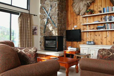 בית מלון כפרי Storm Meadows Townhomes