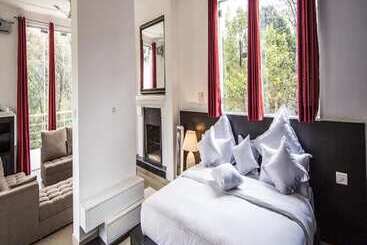 Отель Midwood Breeze By Opensky