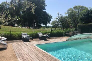 צימר Chateau De Sury