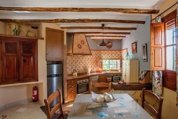 کلبه Comfortable Mansion In Rute With Jacuzzi