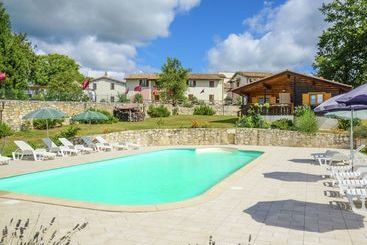 Cozy Cottage In Pupaggi With Swimming Pool