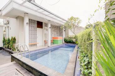 בית מלון כפרי Oyo 90057 Riverside Bali Villas