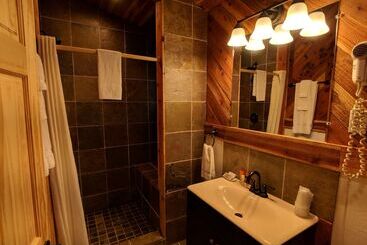 فندق Emerald Forest Cabins