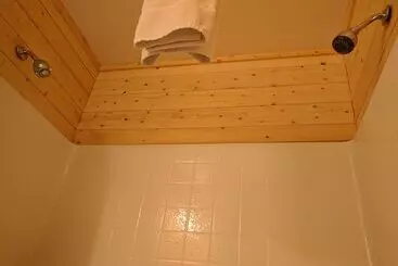 Отель Emerald Forest Cabins