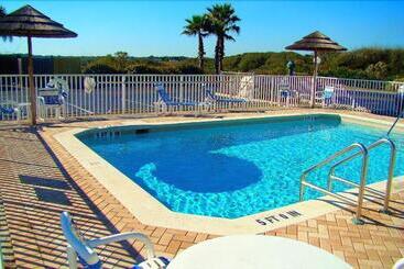 Отель Ocean Sands Beach Boutique Inn 1 Acre Private Beach St Augustine Historic 2 Miles Shuttle With Downt