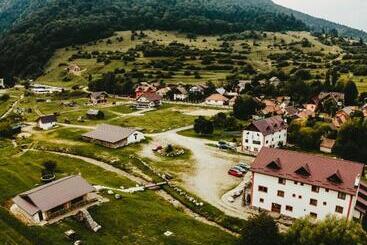 ホテル Pensiunea 3 Brazi Zarnesti