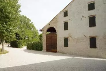 Aamiaismajoitus (B&B) Tenuta Le Risare