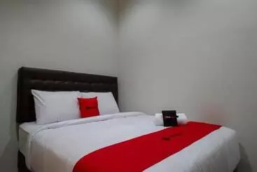Hotel Reddoorz Syariah Near Alun Alun Kebumen