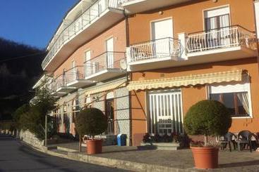 בית מלון כפרי Albergo Al Sole Ad Aquila Di Arroscia Im A Trenta Chilometri Dal Mare