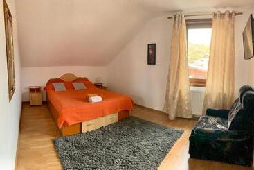 Bed and Breakfast Casa Cu Muri