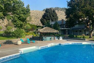 Similkameen Wild Resort & Winery Retreat