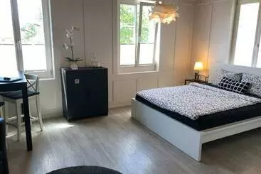 تختخواب و صبحانه Von May Rooms