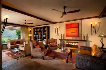 Отель Kwa Maritane Bush Lodge