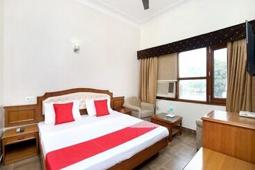هتل Paras By Oyo Rooms
