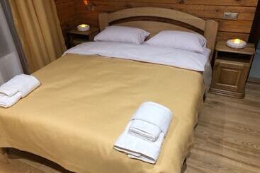 تختخواب و صبحانه Golden Nest