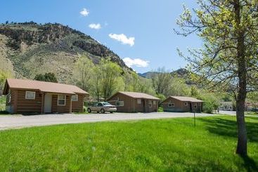 فندق Yellowstone Hot Spring Cabins