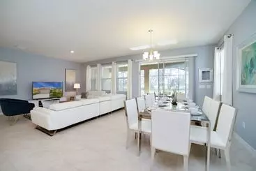 コテージ 5 Bdrm Solterra New Home