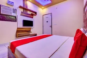ホテル Oyo 72793  Sarovar