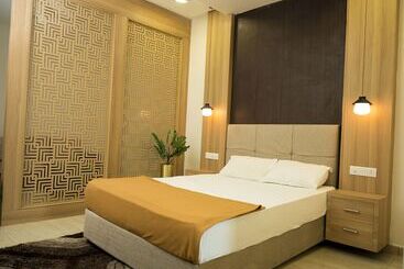 هتل Rajmahal Banquet And Lawn