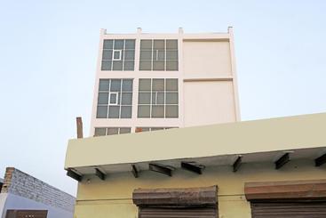 Hotelli Spot On 75686 Royal Stay