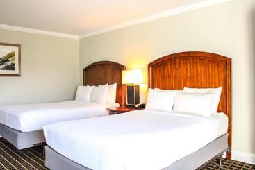 فندق Cape Cod Irish Village   The Emerald Resort