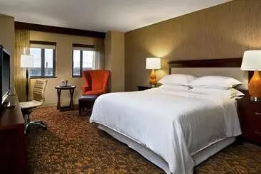 هتل Sheraton Springfield Monarch Place
