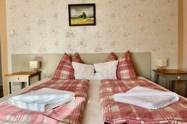 פנסיון Borbarátok Vendègház