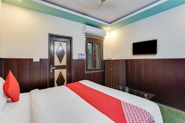 Otel Oyo Flagship 77036 Golden Divine Inn