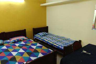 הוסטל Spot On Anju Tourist Home