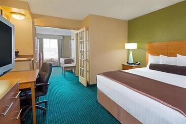 هتل Quality Inn & Suites I 35 Near Frost Bank Center