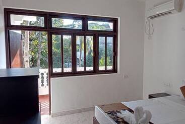 هتل Candolim Hideout Resort