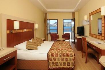 Отель Green Beach Resort