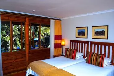 Отель Knysna Log Inn